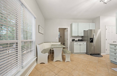 North Charleston House | Six Rooms~FirePit~Balcony~Screend Patio~CoffeeBar