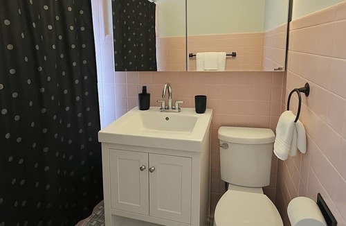 Skokie Apartment | Skokie 1BR Stay Near Parks, Dining & Transit