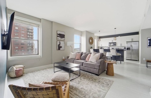 Downtown Des Moines Apartment | Skyline Lounge - Views, Gym, Sauna, & Free Parking