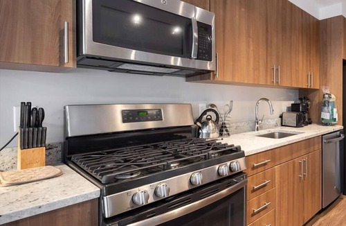 Aurora Highlands Apartment | Sleek 1BR | Kitchen & Laundry | Pentagon City