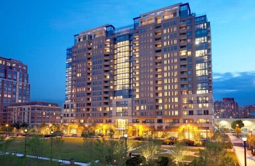 Aurora Highlands Apartment | Sleek 1BR | Kitchen & Laundry | Pentagon City