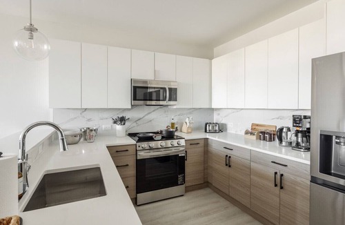 Downtown Jersey City Apartment | Sleek 3BR Loft | Modern Design | Gym & Near Transit