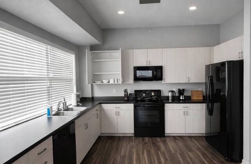 Downtown Des Moines Apartment | Sleek Black-and-White 2BR with Gym, WiFi & Free Parking