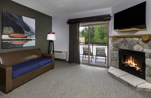Williamsburg Apartment | Sleep 6, Family Studio w Fireplace! GREAT WOLF LODGE WATERPARK INCLUDED, 5 POOLS