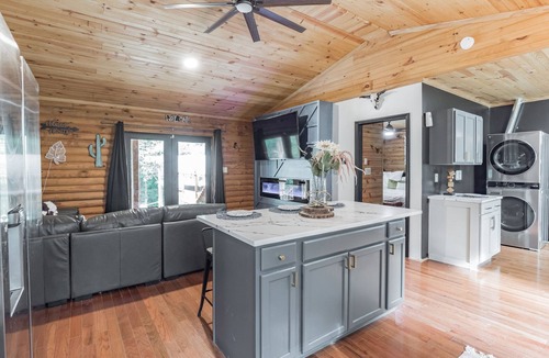 White Oak Cabin | Sleep Over Log Cabin, Swim Spa on 7 Acres