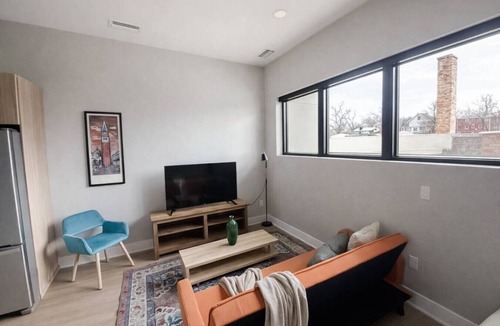 Dundee-Happy Hollow Historic District Apartment | Sleepover | Beautiful Studio + Gym/Sauna - Omaha