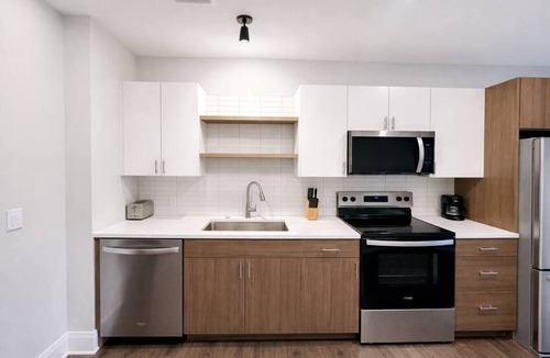 Dundee-Happy Hollow Historic District Apartment | Sleepover | Charming Studio + Gym/Sauna - Omaha