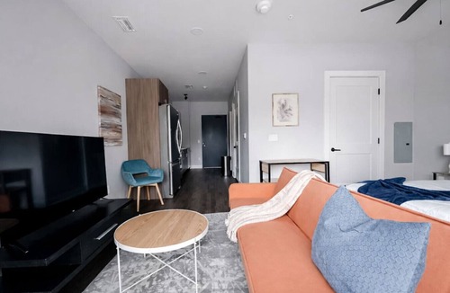 Dundee-Happy Hollow Historic District Apartment | Sleepover | Elite Studio + Gym/Sauna - Omaha
