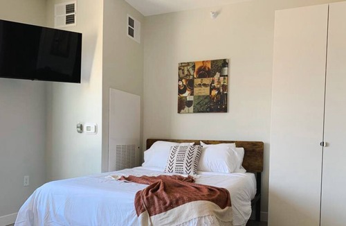 Des Moines Apartment | Sleepover: Exclusive Studio and Gym - Des Moines