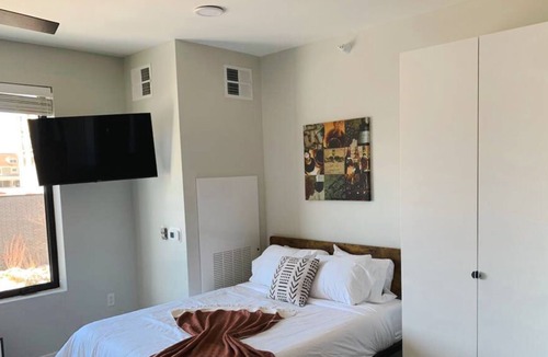 Des Moines Apartment | Sleepover: Exclusive Studio and Gym - Des Moines