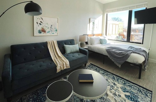 Des Moines Apartment | Sleepover: Lavish Studio and Gym - Des Moines