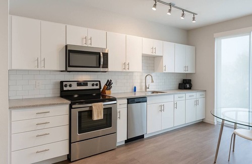 Des Moines Apartment | Sleepover | Prime 1BD/1BA - Downtown Des Moines