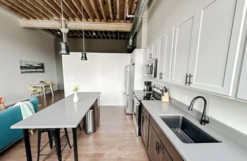 Newton Apartment | Sleepover | Radiant 1BD/1BA Loft - Newton