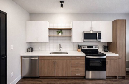 Dundee-Happy Hollow Historic District Apartment | Sleepover | Stylish Studio + Gym/Sauna - Omaha