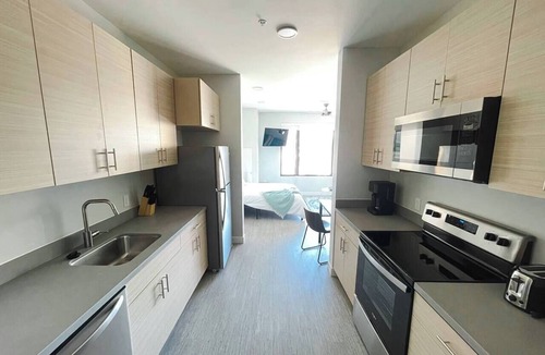 Des Moines Apartment | Sleepover | Upscale Studio and Gym - Des Moines