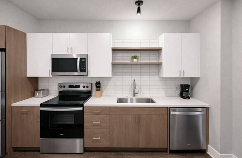 Dundee-Happy Hollow Historic District Apartment | Sleepover | Vibrant Studio + Gym/Sauna - Omaha