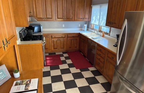 Ames House | Sleeps 10 - 5BR - Minutes to Campus - Next to Park, Golf, Shopping