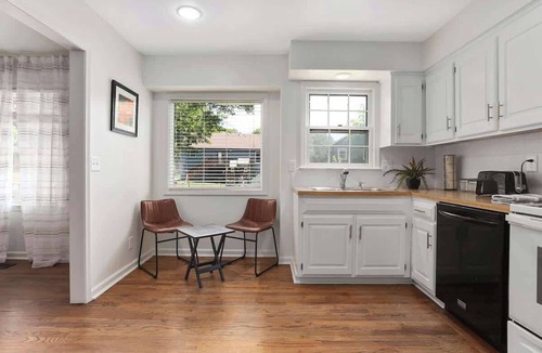 Olathe House | Sleeps 13 with 5 Bedrooms King Beds