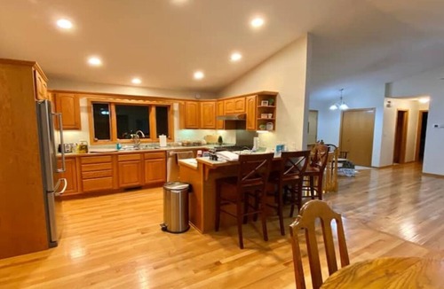 Albert Lea House | Sleeps 15 Beautiful Home on 1.2 Acre lot Minutes from Lakes, boat dock & beach