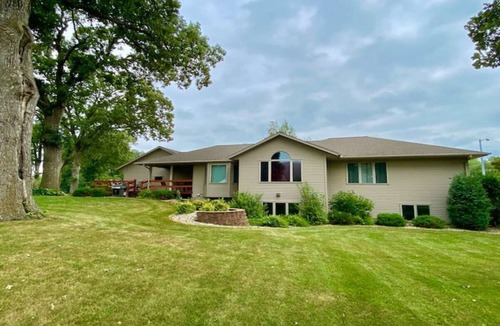 Albert Lea House | Sleeps 15 Beautiful Home on 1.2 Acre lot Minutes from Lakes, boat dock & beach