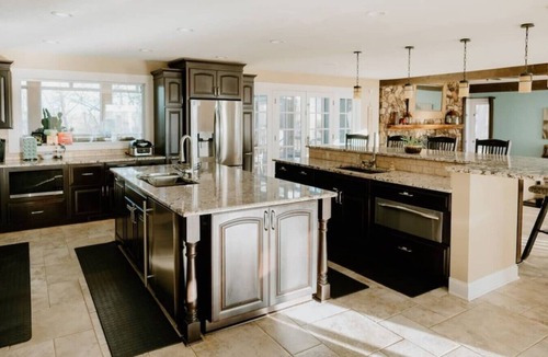 Webster City House | Sleeps 16 | Pool+Hot Tub+Game Room | 3 Kings