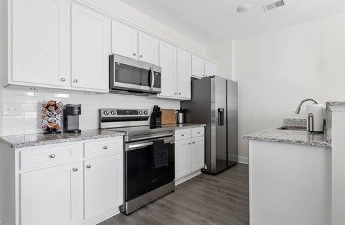 Huntcliff House | Sleeps 6 - 12 min from Fort Jackson - EV Charger & Pet Friendly!