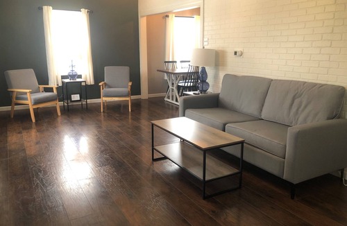 Jefferson House | Sleeps 6. Pets welcome. Wi-Fi. 3 bedroom house