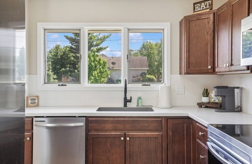 Ankeny House | Sleeps 7 - King Suite - Wet Bar & Game Room - Fiber WiFi/Smart TVs
