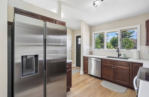Ankeny House | Sleeps 7 - King Suite - Wet Bar & Game Room - Fiber WiFi/Smart TVs