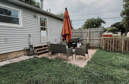 Spring Hill House | Small town stay surrounded by bigger cities.
