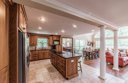 Crane Hill House | Smith Lake ,Off I65,Sleeps 25, Rocket Fiber Internet! Deep Water, Pets Ok.