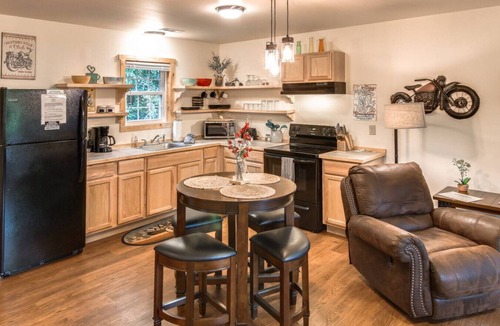 Cherokee Cabin | Smoky Mountain Basecamp ~ 5 Mins to Harrah Casino