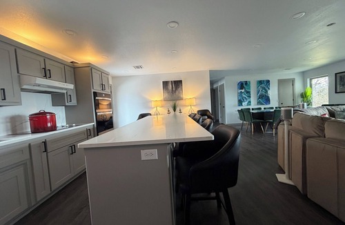 Porum House | "Solitude" Private 36 Acre Lakeview Retreat w2 Boat Slips-Duchess Creek Estates
