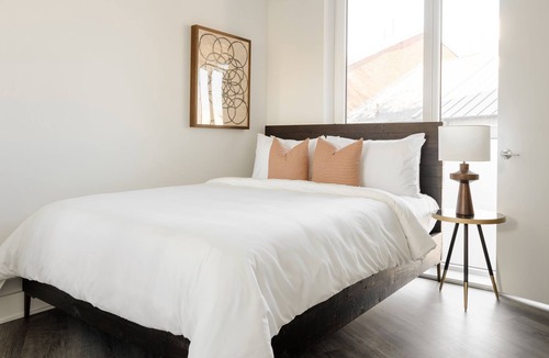 Navy Yard Apartment | Sonder Europa | Accessible One-Bedroom Apartment