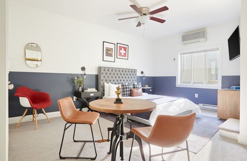 Del Ray Apartment | Sonder | The Avenue Flats | Bright Studio