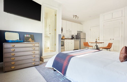 Del Ray Apartment | Sonder | The Avenue Flats | Bright Studio