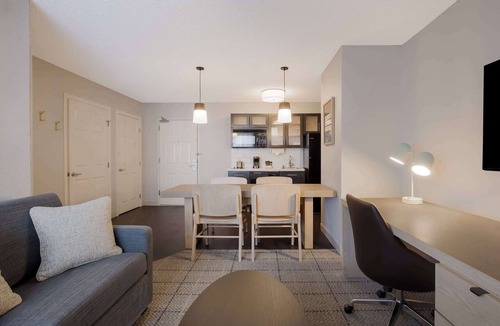 Linthicum Heights Hotel | Sonesta Simply Suites Baltimore BWI Airport