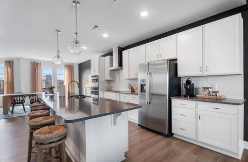 Downtown Apartment | Sophisticated Escape with Scenic Rooftop – Minutes to Downtown Hotspots