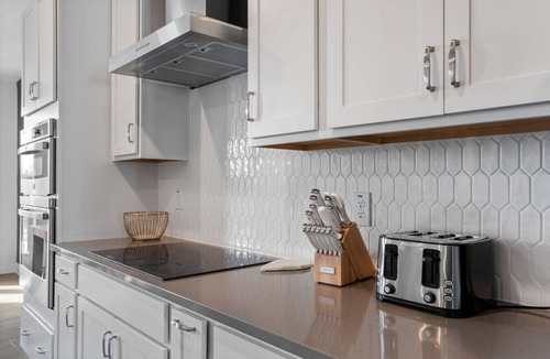Downtown Apartment | Sophisticated Escape with Scenic Rooftop – Minutes to Downtown Hotspots