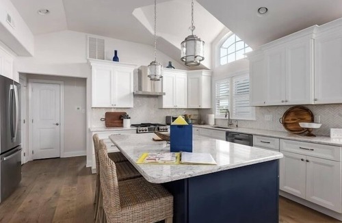 Townsend's Inlet House | Southend Larger Townhouse with Linens Provided