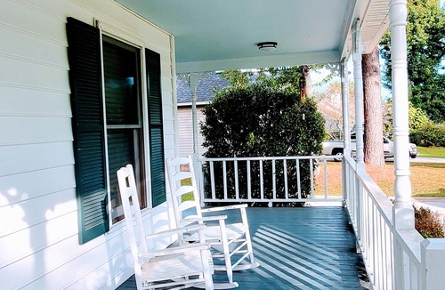 Kings Grant House | Southern Gem- Centrally Located-10 min to downtown or the beach!