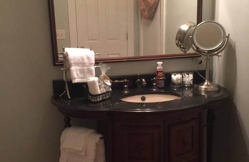 Mount Meigs House | Southern Luxury Carriage House with Lakefront View By Villa Real Escapes