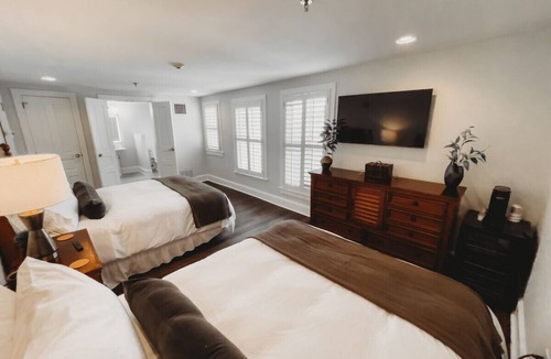 Downtown Hotel | Southern Pines Downtown The Jefferson Inn Standard 2-Queen Room