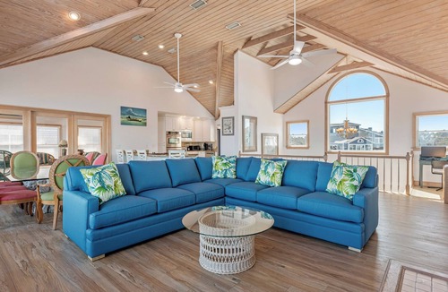Whale Head Hill House | Sovereign of the Seas: Oceanfront/Hot Tub/Dogs OK