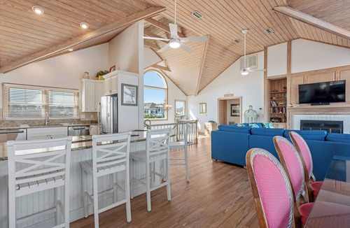 Whale Head Hill House | Sovereign of the Seas: Oceanfront/Hot Tub/Dogs OK