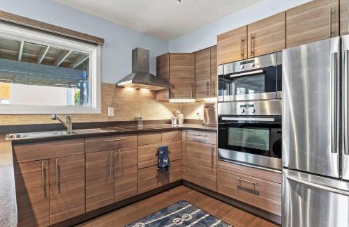 Eastport Apartment | Spa Creek Condo Pool Deck & Parking
