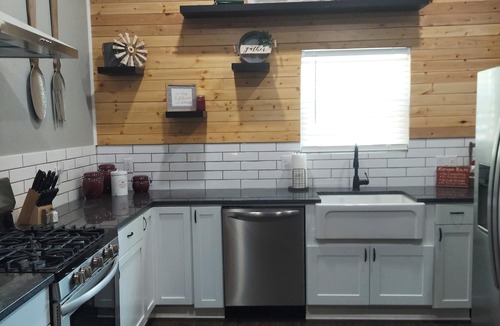 Killeen House | Spacious 100yo Farmhouse with Modern Amenities