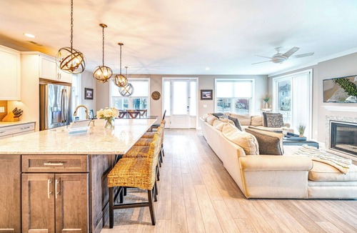 North End Condo | SPACIOUS 11+ BR, 8 ensuites, 12 bath, sleeps 35! Beach tags included