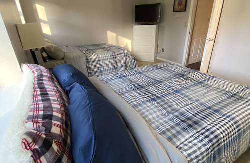 Edgemoor Condo | spacious 2 bedroom, 2 bathroom condo