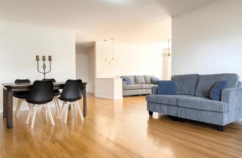 Niles House | Spacious 2 bedroom home in Niles, Illinois with office, full kitchen and 2 baths